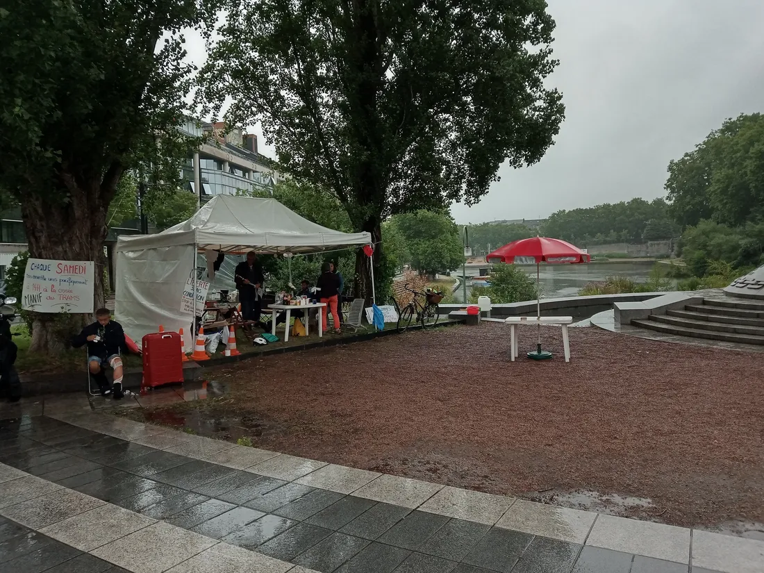 Les anti-pass sanitaire installés au pied de la Préfecture de Nantes